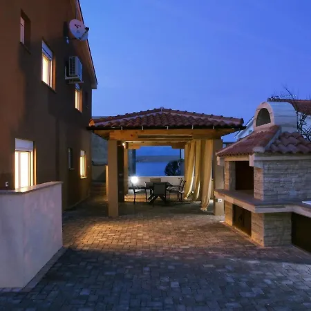 Apartment By The Sea - 19419 Vir